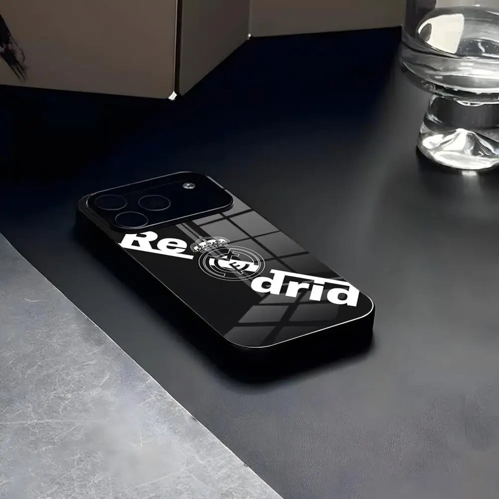 Madrid Glass Elite 🔥📱⚽ | Coque Verre Premium Fan Real Madrid – iPhone 13→17 & Samsung S24/S25